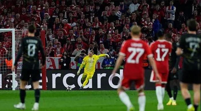 HLV Luis Enrique sử dụng thủ môn như một mắt xích trong việc triển khai pressing tầm cao.