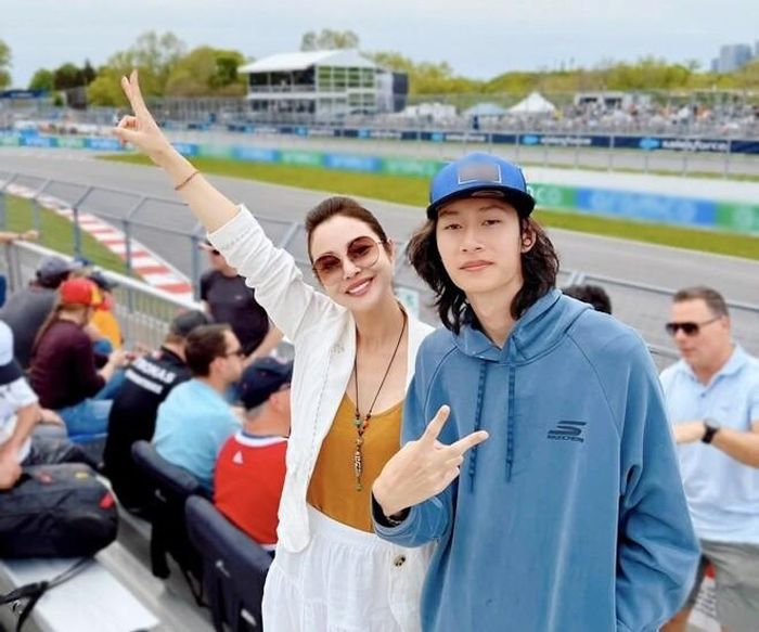 Jennifer Phạm và con trai Bảo Nam có mặt tại khán đài giải đua xe F1 ở Canada.