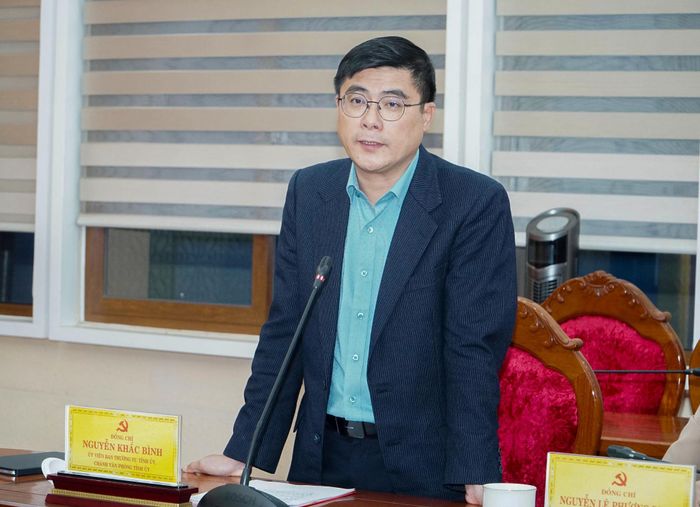 Đồng chí Nguyễn Khắc Bình, Ủy viên Ban Thường vụ Tỉnh ủy, Chánh Văn phòng Tỉnh ủy Lâm Đồng báo cáo tại buổi làm việc