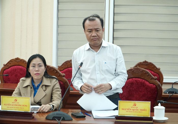 Đồng chí Nguyễn Quốc Triều, Phó Chánh Văn phòng Tỉnh ủy báo cáo tại buổi làm việc