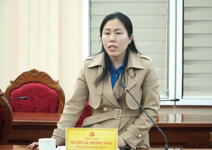 Đồng chí Nguyễn Lê Phương Dung, Phó Chánh Văn phòng Tỉnh ủy báo cáo tại buổi làm việc