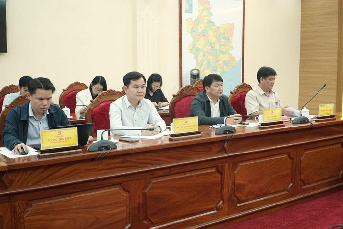 Các đồng chí lãnh đạo Văn phòng Tỉnh ủy dự buổi làm việc