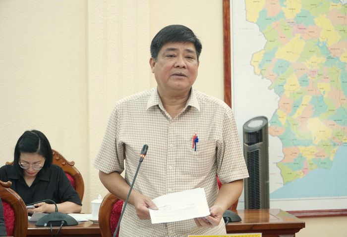 Đồng chí Nguyễn Quốc Việt, Tỉnh ủy viên, Phó Chánh Văn phòng Thường trực Văn phòng Tỉnh ủy Lâm Đồng báo cáo tại buổi làm việc