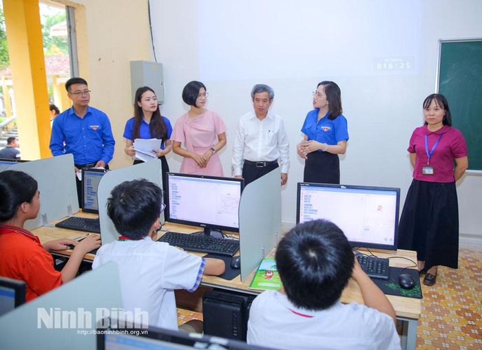 Các đại biểu kiểm tra phòng thi trước giờ thi.