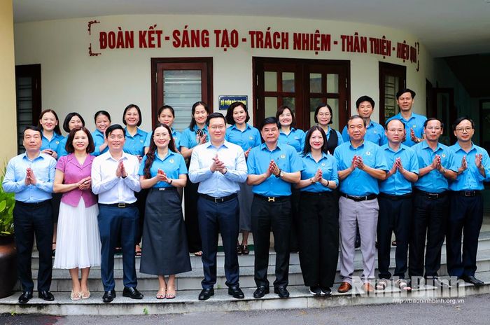 Đồng chí Trần Đăng Quỳnh, Ủy viên dự khuyết Trung ương Đảng, Phó Bí thư Thường trực Tỉnh ủy và các đại biểu chụp ảnh lưu niệm.