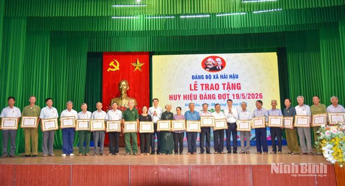 Các đồng chí lãnh đạo Đảng ủy xã Hải Hậu trao tặng Huy hiệu Đảng cho các đảng viên.