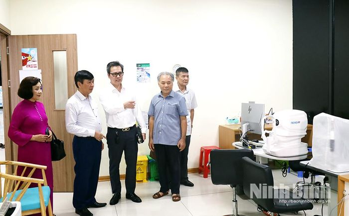 Các đại biểu tham quan cơ sở vật chất khám, chữa bệnh tại Bệnh viện mắt Hà Nội - Hà Nam.