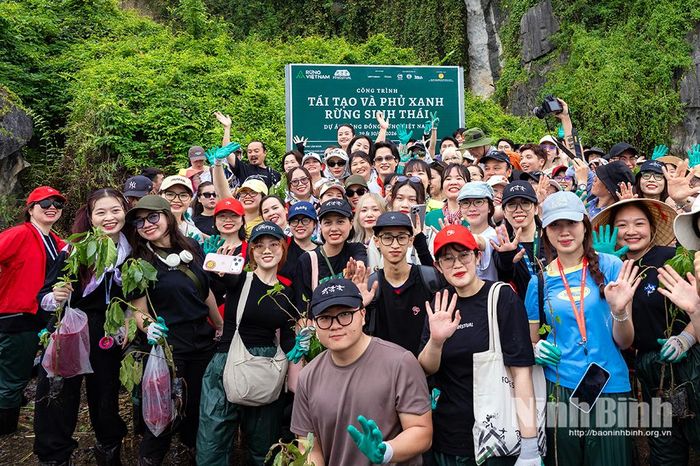 Không chỉ các nghệ sĩ, đông đảo khán giả cũng đã thể hiện sự nhiệt huyết và tình yêu dành cho thiên nhiên.