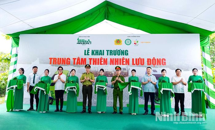 Các đại biểu cắt băng khai trương Trung tâm Thiên nhiên lưu động.