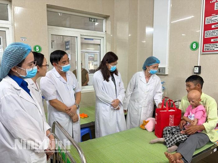 Đồng chí Phó Chủ tịch UBND tỉnh Hà Lan Anh thăm, tặng quà bệnh nhi điều trị tại Khoa Cấp cứu.