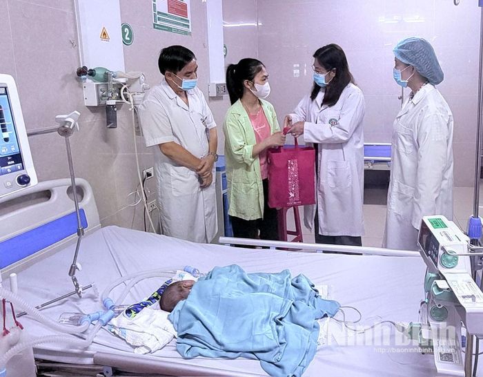 Đồng chí Phó Chủ tịch UBND tỉnh Hà Lan Anh thăm, tặng quà bệnh nhi điều trị tại Khoa Hồi sức tích cực- chống độc.