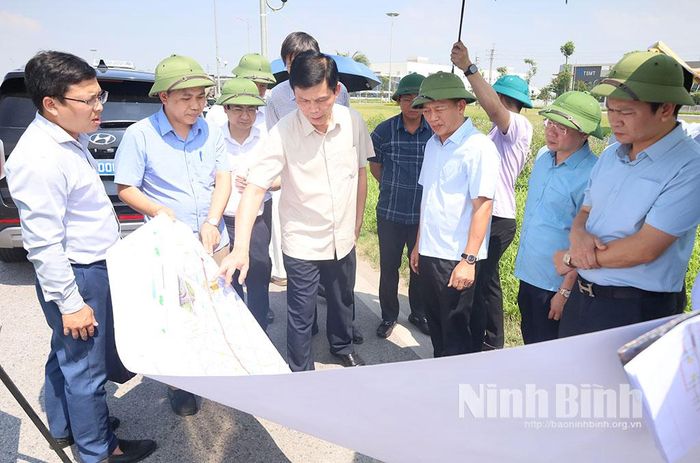 Thứ trưởng Bộ Xây dựng Lê Anh Tuấn kiểm tra Dự án vành đai 5 Hà Nội qua địa bàn tỉnh để thống nhất phương án tuyến, quy mô và các giải pháp kỹ thuật.