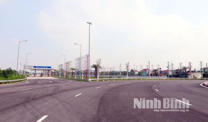 Tuyến đường song hành vành đai 5 - Vùng thủ đô Hà Nội xây dựng gần nút giao Phú Thứ (phường Hà Nam) thuận tiện giao thông phát triển.