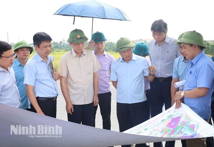 Đồng chí Nguyễn Cao Sơn, Tỉnh ủy viên, Phó Chủ tịch UBND tỉnh báo cáo tình hình triển khai tiến độ xây dựng tuyến đường song hành vành đai 5 Hà Nội.