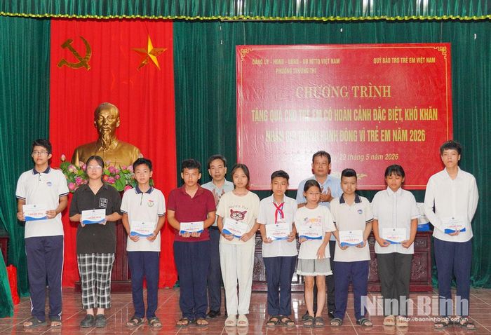 Lãnh đạo Sở Y tế và lãnh đạo phường Trường Thi trao quà cho trẻ em có hoàn cảnh đặc biệt, khó khăn trên địa bàn phường Trường Thi.