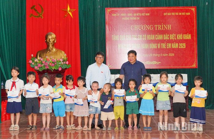 Đồng chí Phạm Trọng Cường, Trợ lý Phó Chủ tịch Quốc hội và lãnh đạo phường Trường Thi trao quà cho trẻ em có hoàn cảnh đặc biệt, khó khăn trên địa bàn phường Trường Thi.