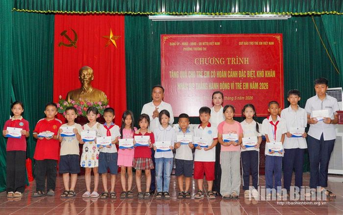 Giám đốc Quỹ Bảo trợ Trẻ em Việt Nam và lãnh đạo phường Trường Thi trao quà cho trẻ em có hoàn cảnh đặc biệt, khó khăn trên địa bàn phường Trường Thi.