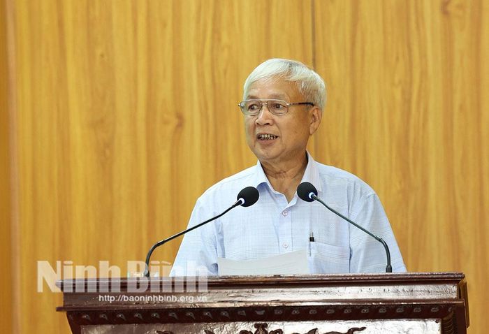 Đồng chí Bi thư Chi bộ Tổ dân phố 1 - La Mai tham luận tại hội nghị.