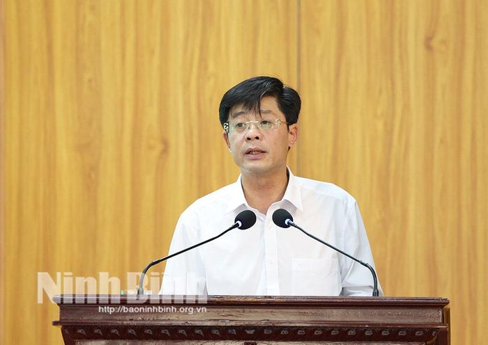 Đồng chí Phó Bí thư Thường trực Đảng ủy phường báo cáo kết quả sau một năm vận hành bộ máy chính quyền địa phương 2 cấp.
