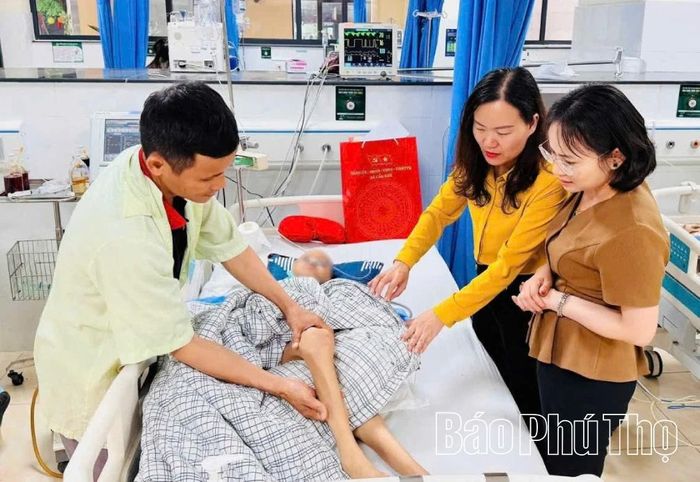 Lãnh đạo xã Cẩm Khê kịp thời thăm hỏi, động viên trẻ em có hoàn cảnh đặc biệt khó khăn.