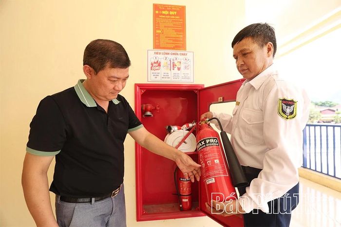 Ban Giám hiệu Trường THPT Kim Bôi kiểm tra các điều kiện về phòng, chống cháy nổ trước kỳ thi.