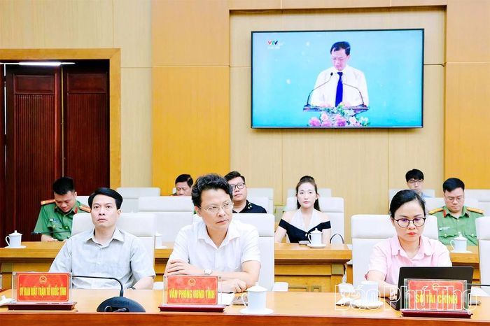 Hội nghị được tổ chức theo hình thức trực tiếp kết hợp trực tuyến tới điểm cầu UBND các tỉnh, thành phố.