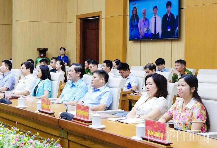 Lãnh đạo các sở, ban, ngành tham dự lễ phát động tại điểm cầu tỉnh Phú Thọ.