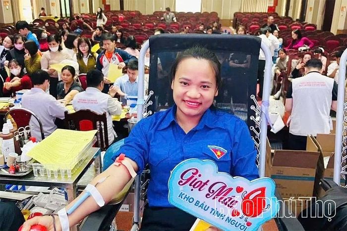 Thanh niên tham gia hiến máu tình nguyện