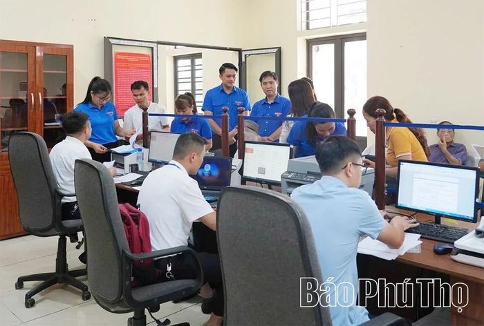 Thanh niên tình nguyện tham gia hỗ trợ tại Trung tâm Phục vụ hành chinh công xã