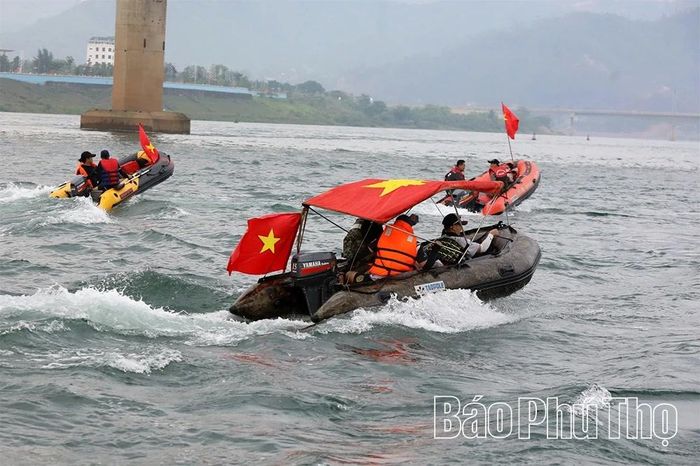 Màn trình diễn cano hơi nước của Câu lạc bộ Thể thao dưới nước hồ Hòa Bình