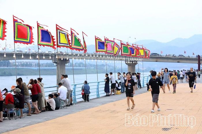 Người dân và du khách cảm nhận không gian phố đi bộ bên sông Đà.