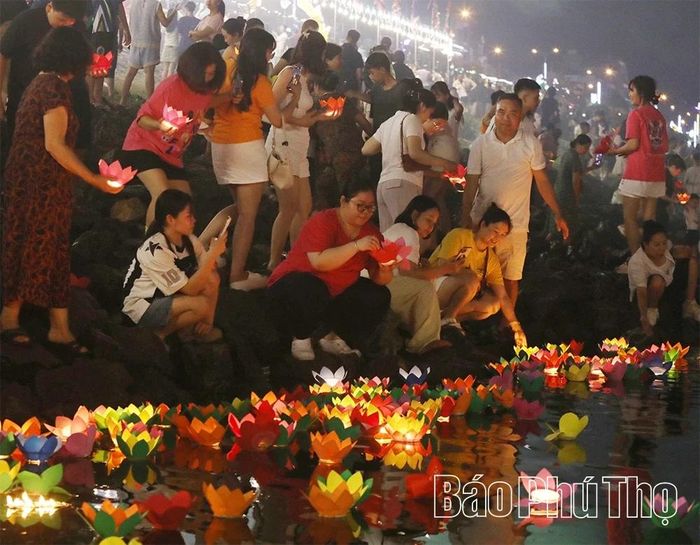 Khoảnh khắc xúc động nhất là khi hàng nghìn ngọn hoa đăng được Ban tổ chức phát miễn phí để người dân và du khách cùng thắp sáng, thả xuống dòng sông.