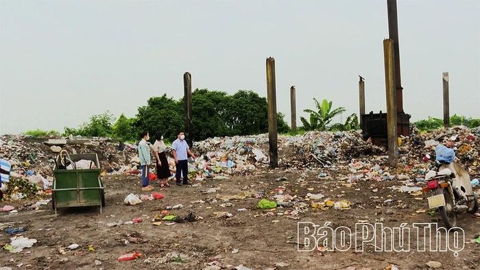 Ông Nguyễn Văn Hải (bên phải) trao đổi về việc đóng cửa điểm đốt rác thôn Phương Trù, chuyển sang xử lý rác tập trung.
