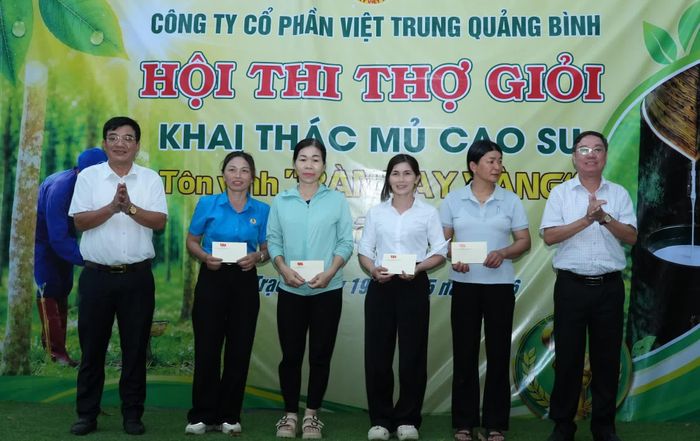 Đại diện lãnh đạo LĐLĐ tỉnh và Công ty CP Việt Trung trao quà cho công nhân có hoàn cảnh khó khăn - Ảnh: H.C
