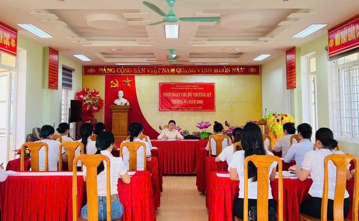 Sinh hoạt chi bộ thường kỳ luôn được các chi bộ duy trì nghiêm túc - Ảnh: D.H