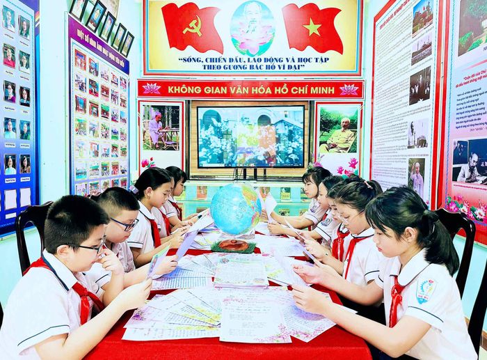 Học sinh Trường tiểu học Hàm Nghi tìm hiểu thông tin về Bác trong không gian văn hóa Hồ Chí Minh - Ảnh: Q.H