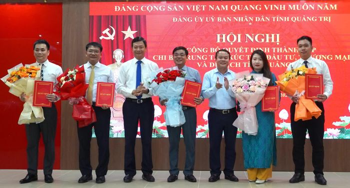 Đại diện lãnh đạo Đảng ủy UBND tỉnh trao quyết định và tặng hoa chúc mừng Ban Chấp hành Chi bộ Trung tâm Xúc tiến Đầu tư, Thương mại và Du lịch tỉnh - Ảnh: H.Tr