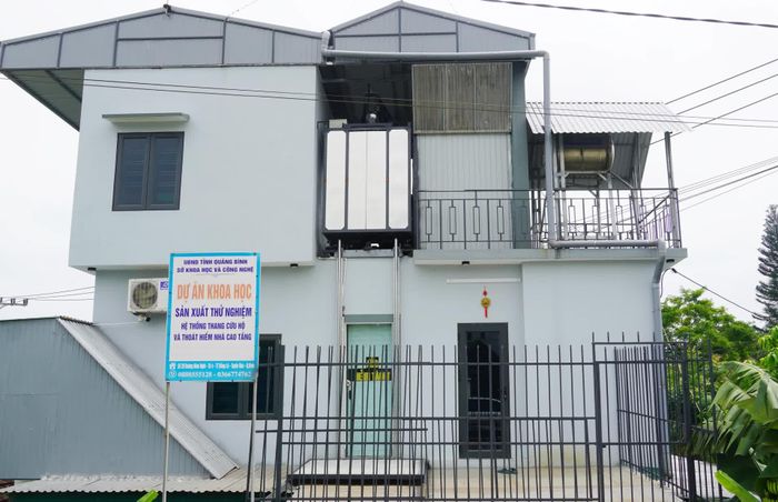 Ngôi nhà ông Cao Minh Tuyết tại xã Đồng Lê được lắp đặt thang cứu hộ và thoát hiểm cho nhà cao tầng - Ảnh: X.V