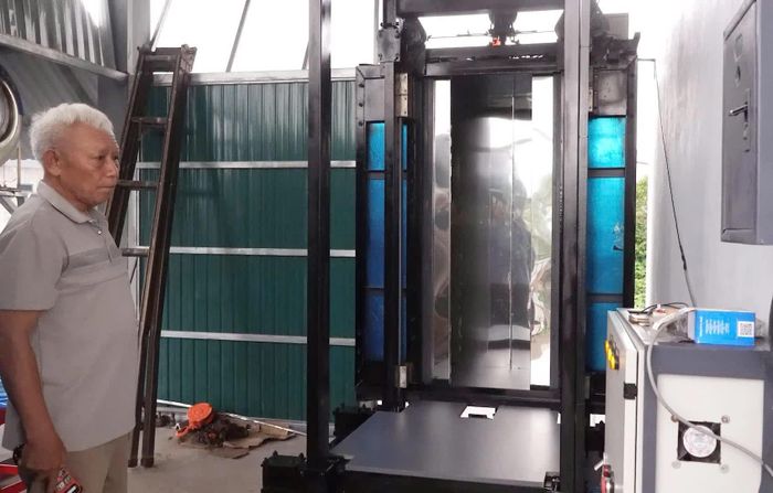 Ông Cao Minh Tuyết đang giới thiệu nguyên tắc hoạt động của thang cứu hộ và thoát hiểm - Ảnh: X.V