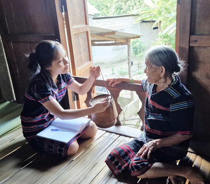 Lớp trẻ ở xã Tà Rụt chủ động gặp gỡ các nghệ nhân cao tuổi để sưu tầm, ghi chép các phong tục tập quán dân tộc - Ảnh: K.S