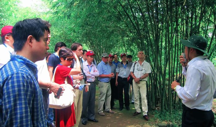 Khách du lịch đến tham quan, tìm hiểu lịch sử vùng đất và con người Vĩnh Linh - Ảnh: Q.H