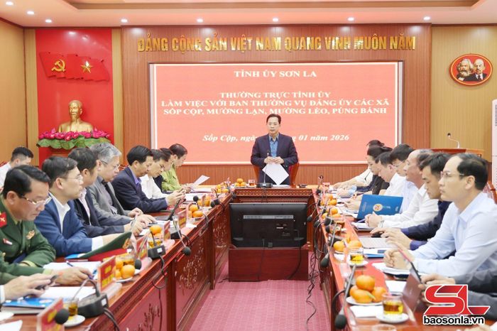 Thường trực Tỉnh ủy làm việc với Ban Thường vụ Đảng ủy các xã Sốp Cộp, Mường Lạn, Mường Lèo, Púng Bánh.Ảnh: PV