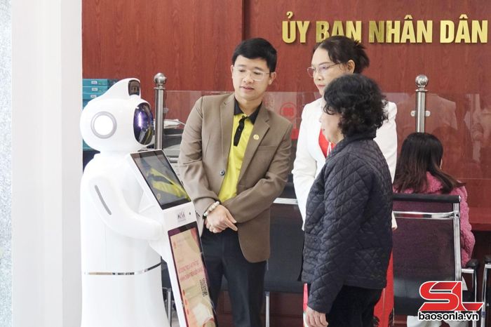 Đưa Robot Misa Agent Mate tra cứu, thực hiện thủ tục hành chính tại Trung tâm Phục vụ hành chính công phường Tô Hiệu.Ảnh: PV