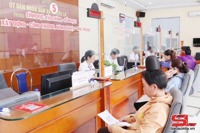 Trung tâm Phục vụ hành chính công xã Mường La giải quyết thủ tục hành chính cho nhân dân.