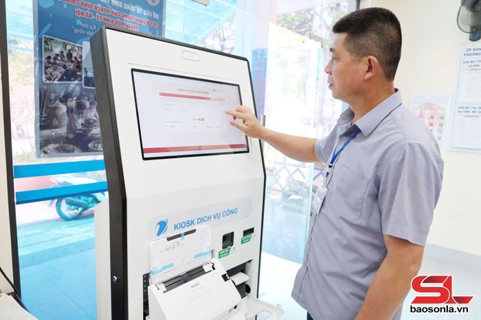 Công chức phường Chiềng Cơi sử dụng ki-ốt tra cứu kết quả giải quyết TTHC.