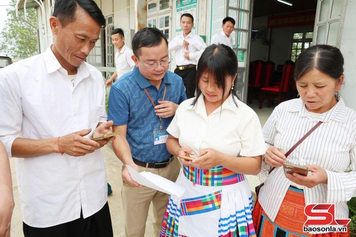 Người dân vùng cao Suối Tọ tiếp cận dịch vụ công trực tuyến.