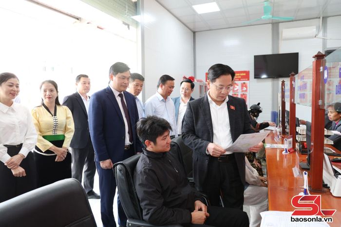 Đồng chí Bí thư Tỉnh ủy và Đoàn công tác nắm tình hình vận hành Trung tâm Phục vụ hành chính công tại xã Mường Giôn.