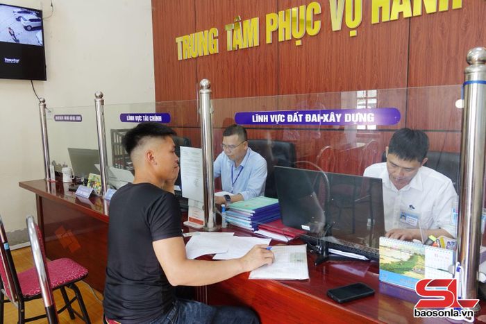 Cán bộ Trung tâm phục vụ hành chính công giải quyết thủ tục hành chính cho người dân.