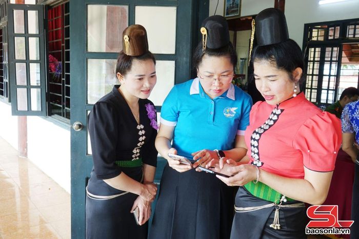 Thành viên Chi hội phụ nữ số, gia đình số tổ 4 thực hành sử dụng mạng xã hội an toàn.
