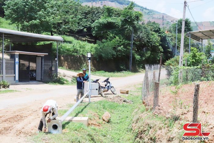 Lắp đặt điện mặt trời chiếu sáng tại bản Pản, xã Huổi Một.